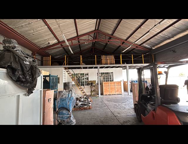 380M² WAREHOUSE TO LET IN JET PARK